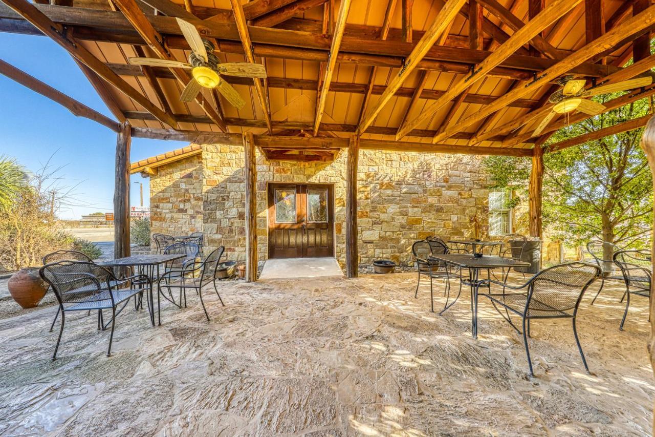 The Plum @ Mendelbaum Winery Guest Cabins Villa Fredericksburg Bagian luar foto